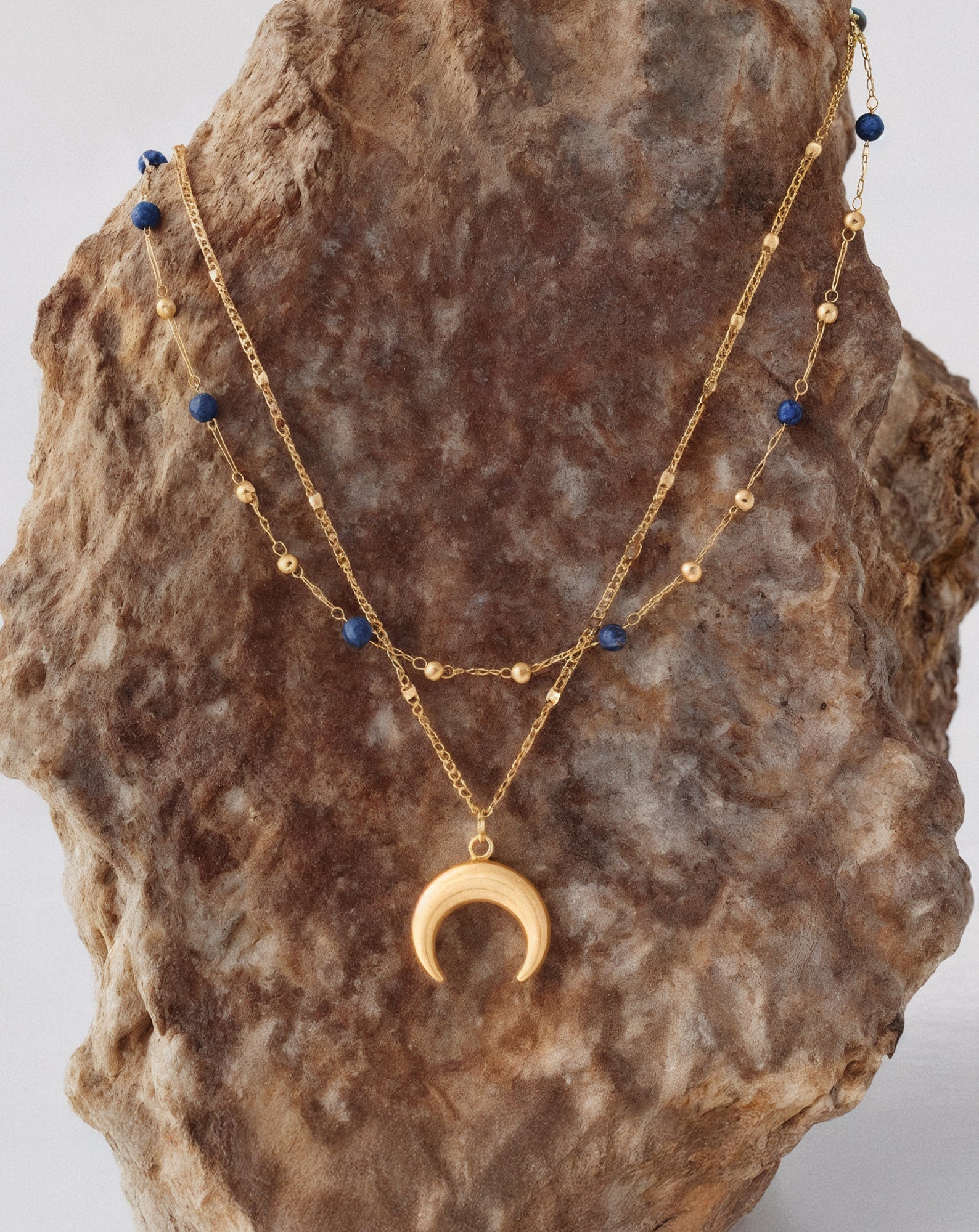 Collier en pierre naturelle lapis lazuli plaqué or avec croissant de lune Mys - Image 3
