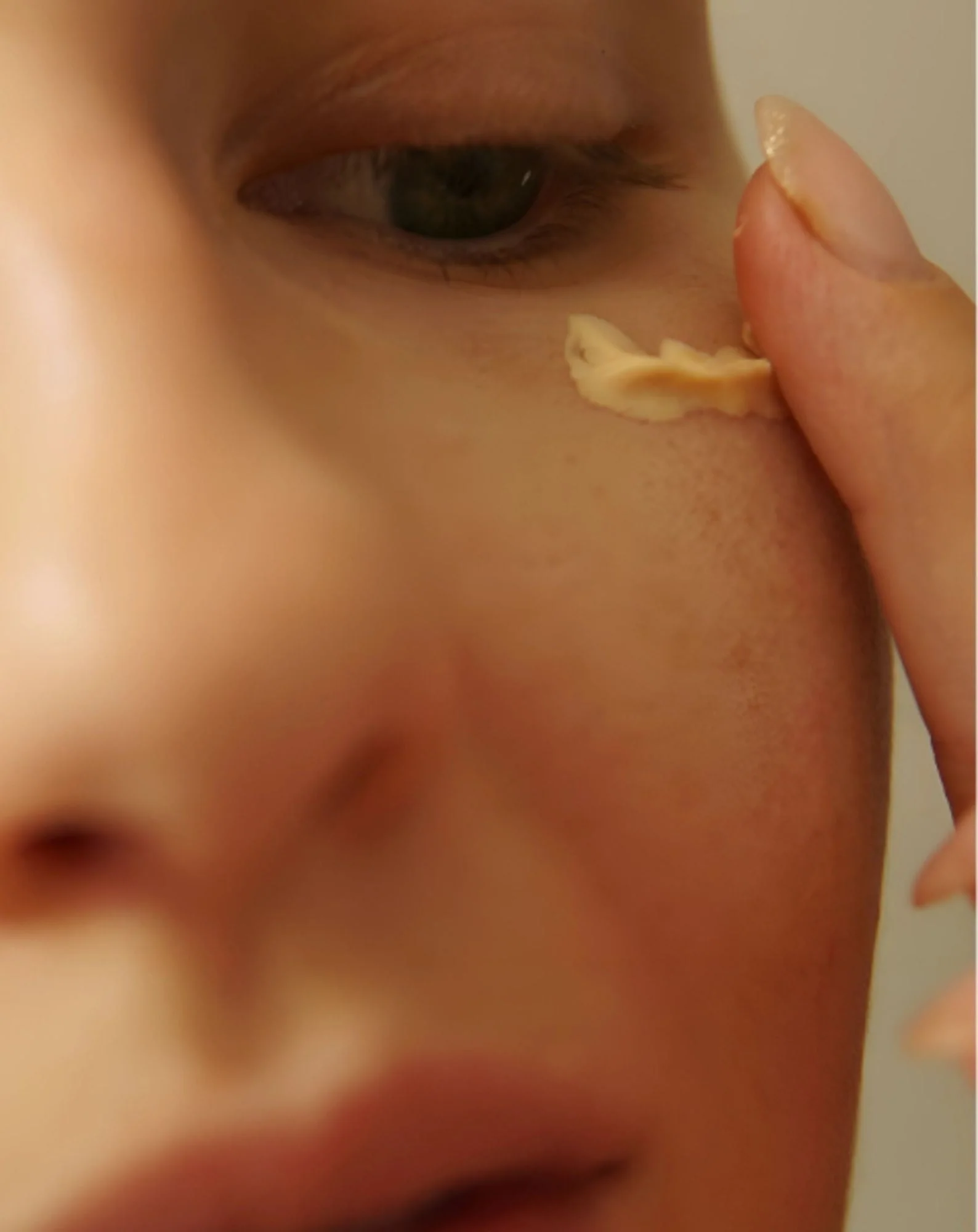 Crème de jour et de nuit éclaircissante pour les yeux à la caféine et au coenzyme Q10 Manilu - Image 2
