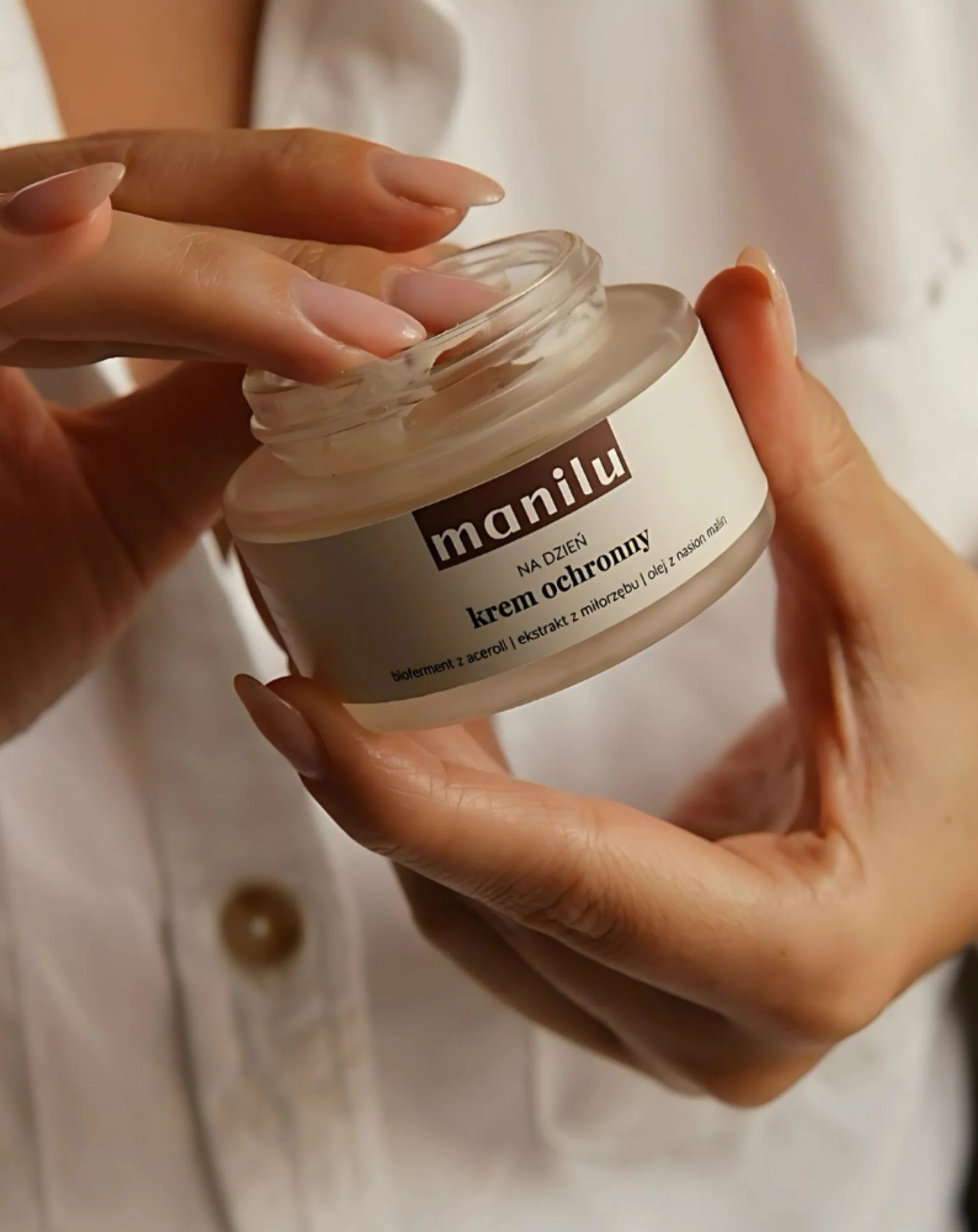 Crème de jour protectrice au beurre de karité, à la vitamine C et à l'huile de pépins de framboise Manilu - Image 2