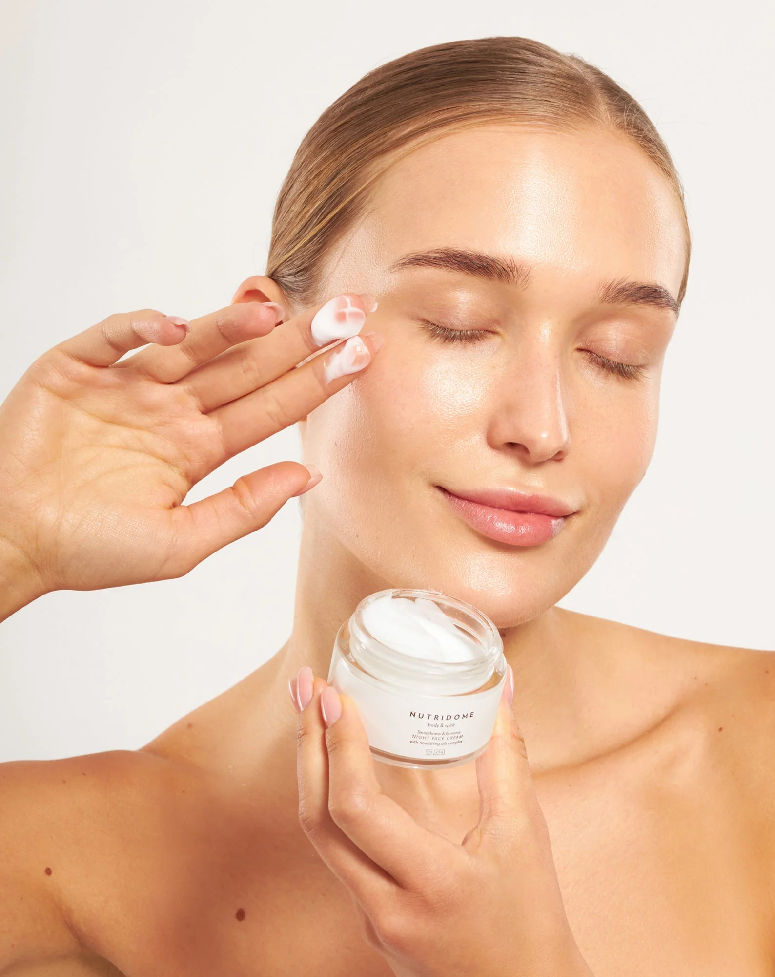 Crème de nuit lissante et raffermissante Nutridome à l'acide hyaluronique - Image 3