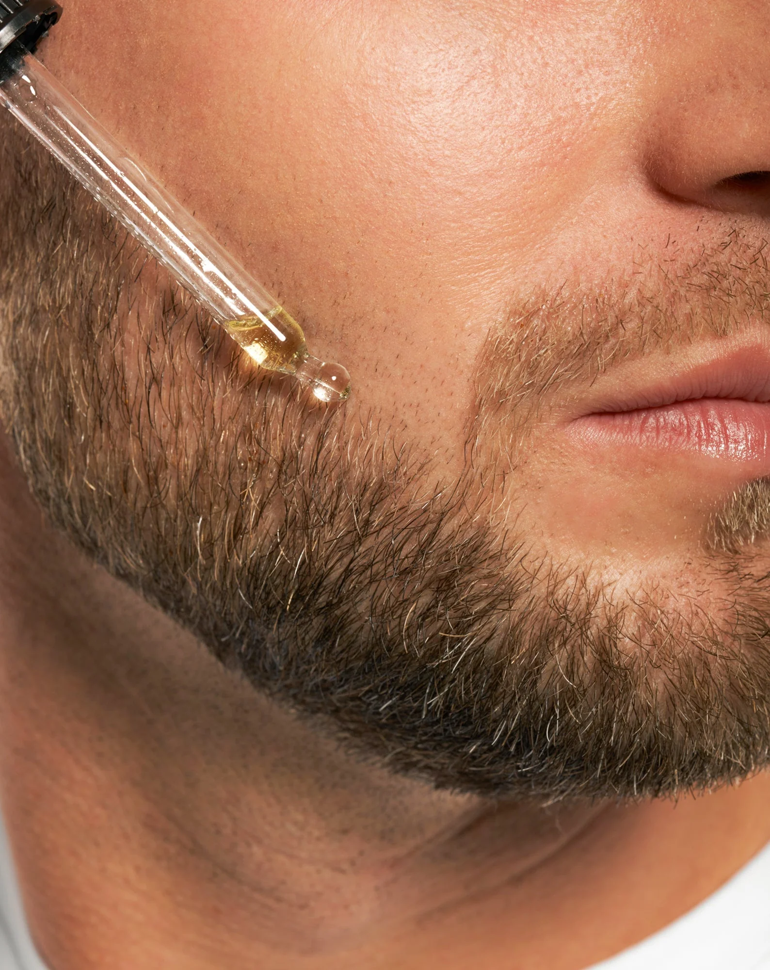 Huile à barbe Monolit à l'huile d'argan et à la vitamine E pour adoucir et revitaliser la barbe - Image 3