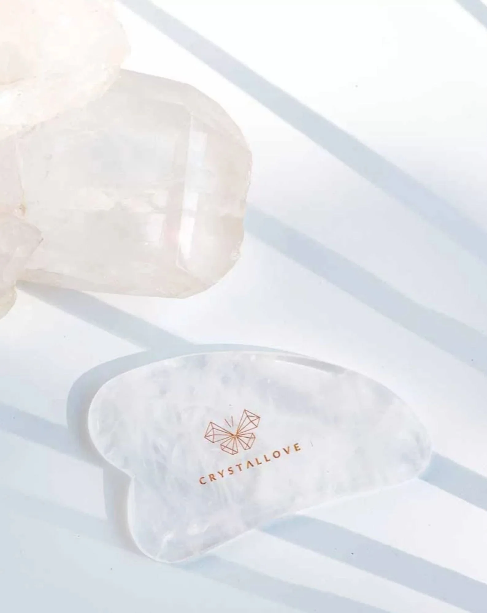 Plaque de massage du visage gua sha en cristal de montagne aux propriétés purifiantes Crystallove - Image 2