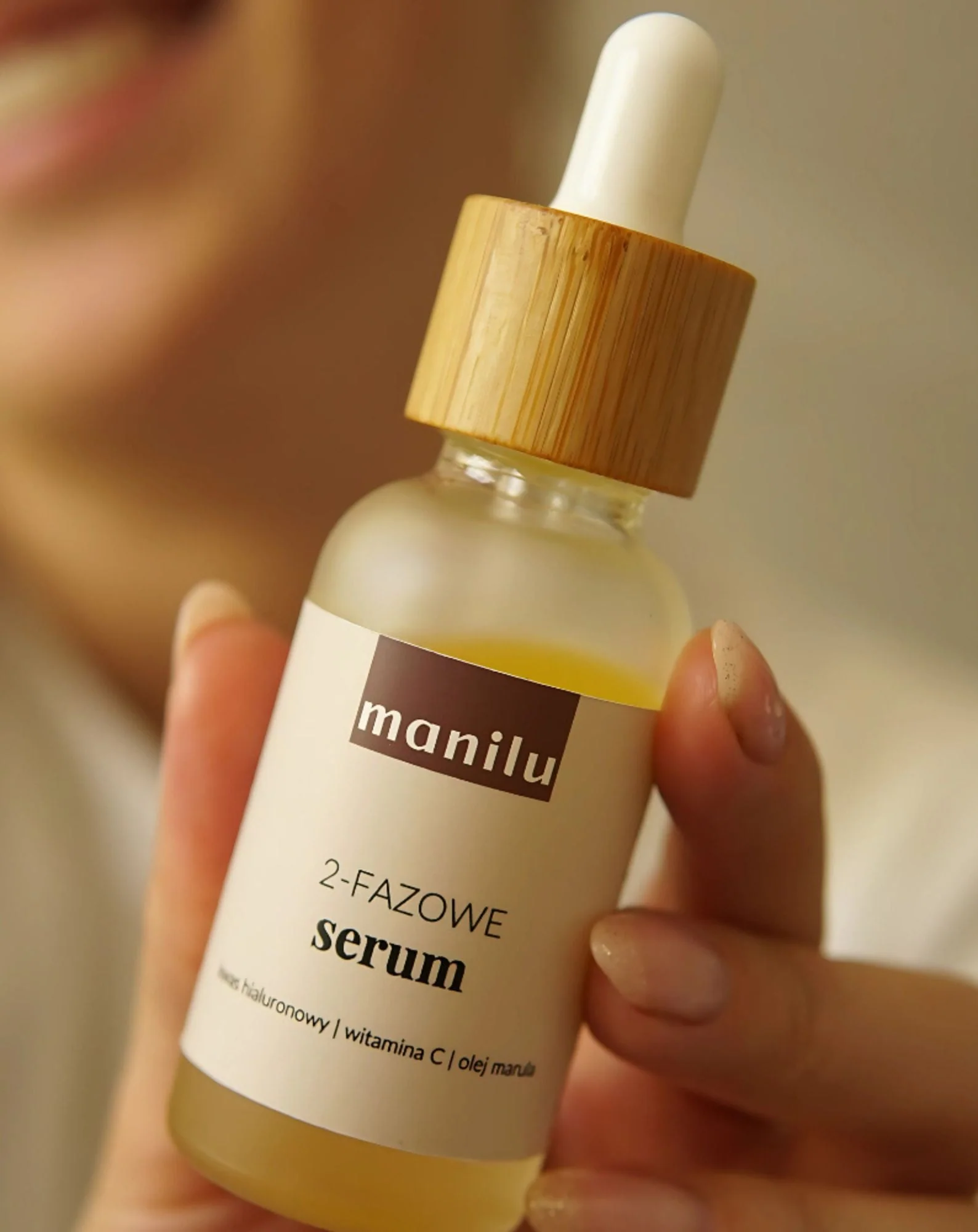 Sérum de nuit biphasé pour peaux sèches à l'acide hyaluronique et à la vitamine C Manilu - Image 4