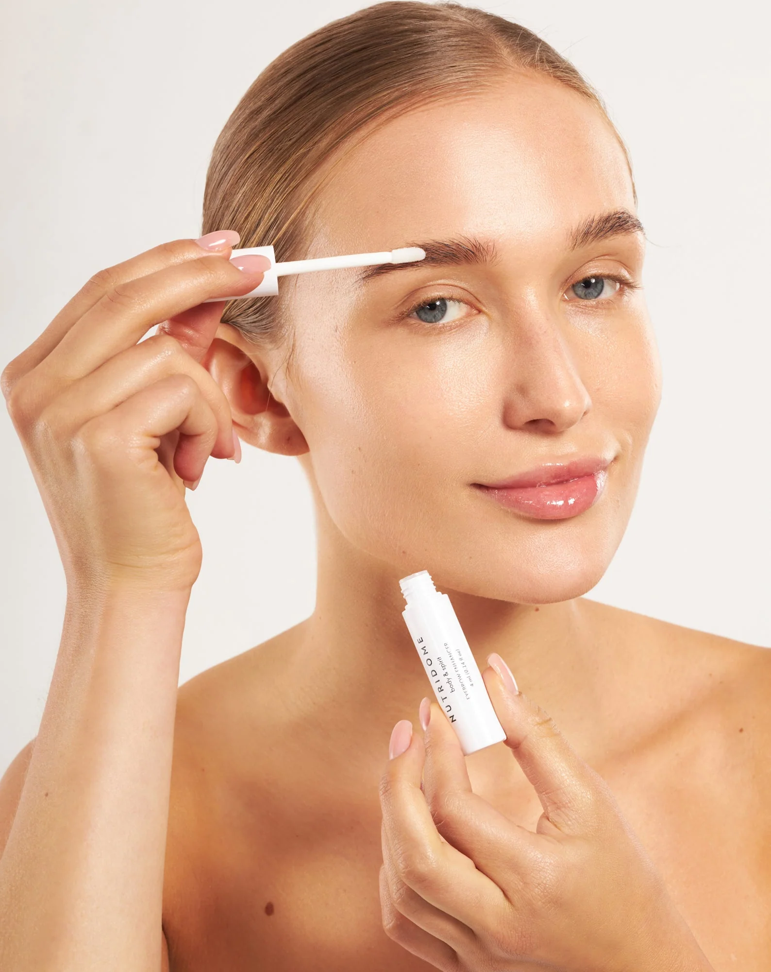 Sérum épaississant et fortifiant pour les sourcils Nutridome à l’extrait de thé vert - Image 3